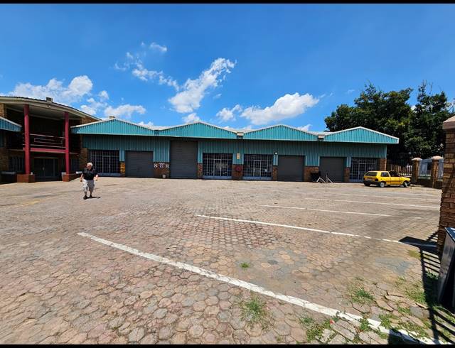1,100M² WAREHOUSE TO LET IN APEX